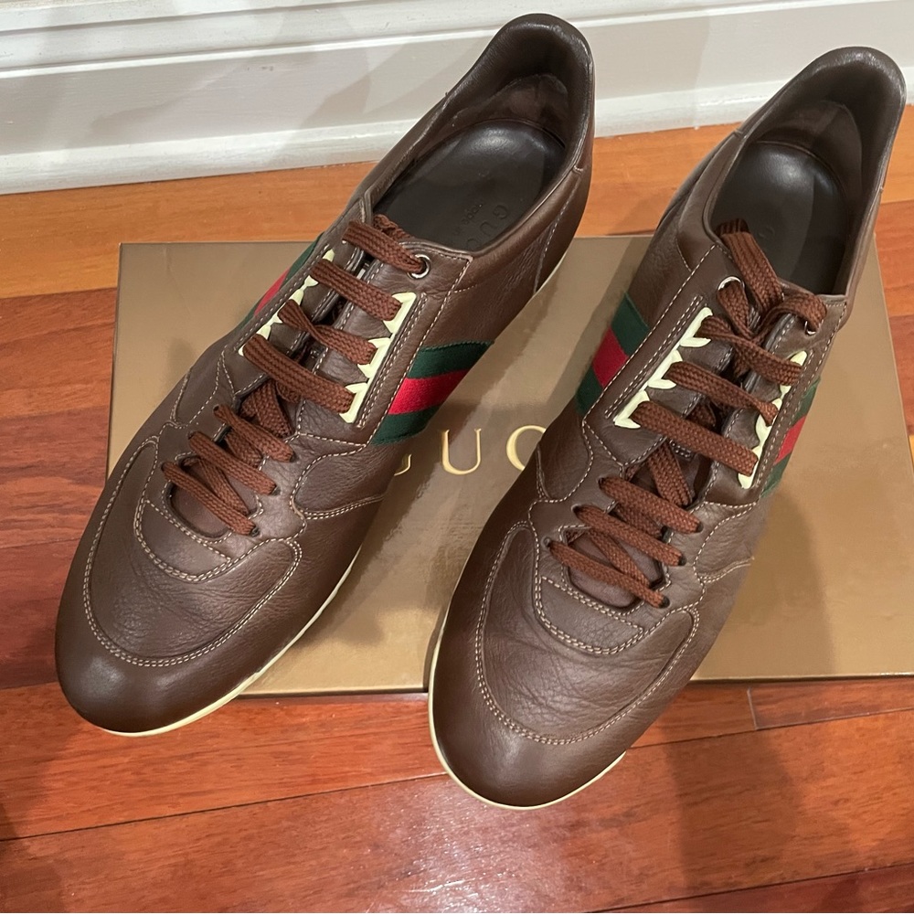 Comfortable and classy sneakers for men.